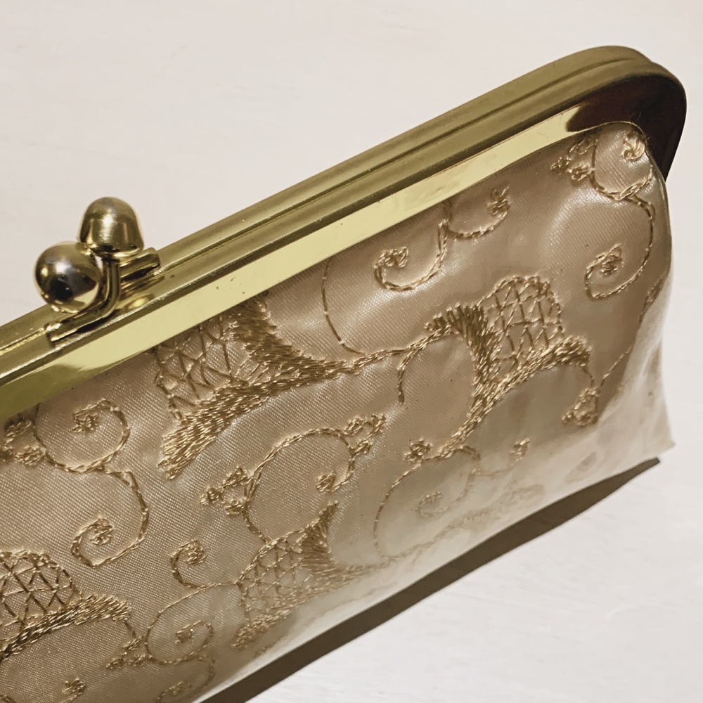 SOLD🚫RARE Vintage 60s Plastic covered Silk Clutch - Picture 2 of 7